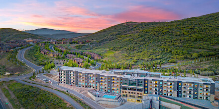 Resort de montaña de roca negra